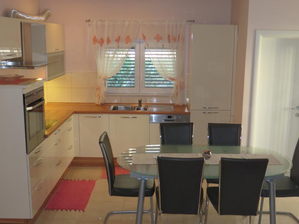 Apartment Simaris - Spacious With Terrace And Sea View Šibenik Eksteriør bilde