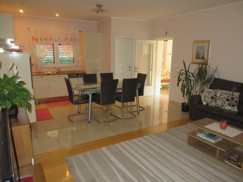 Apartment Simaris - Spacious With Terrace And Sea View Šibenik Eksteriør bilde